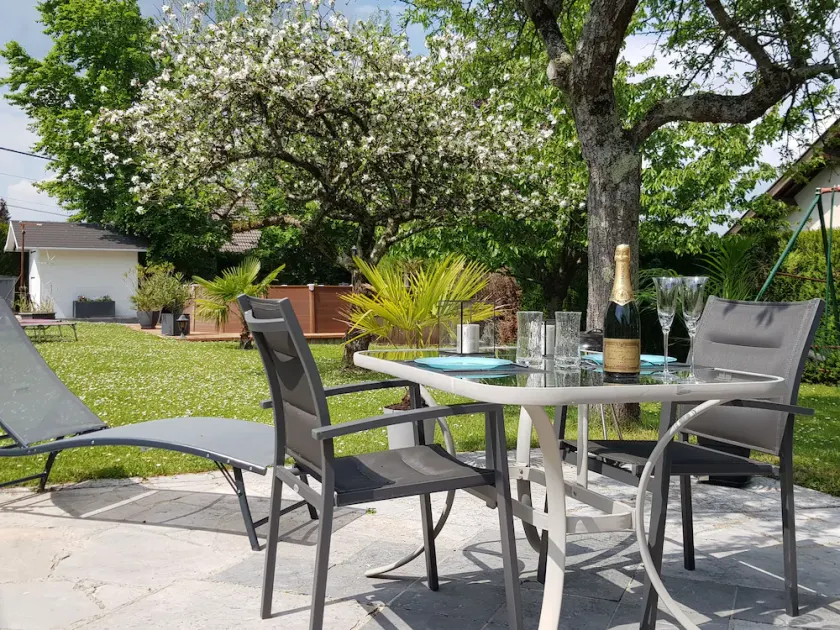 Appartement Élégant en rez de Jardin Avec Piscine et Terrasse - Image 1