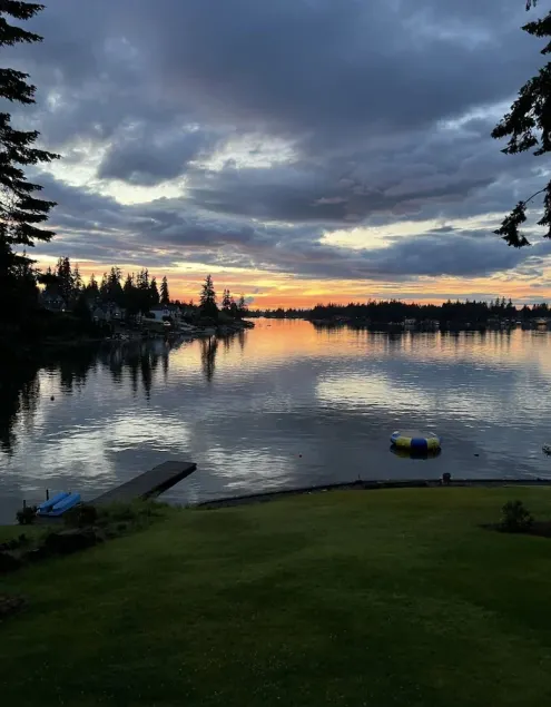 Lakefront Apartment on Beautiful Lake Tapps, Spectacular Views - Image 1