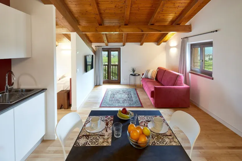 Appartement mansardé \"Papavero\" avec balcon, vue sur les montagnes et Wi-Fi - Image 1