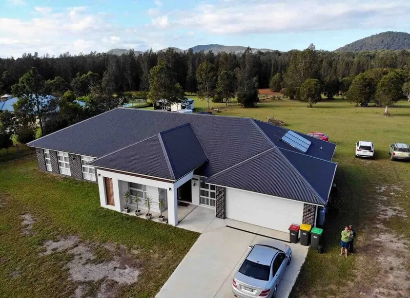 5 bedroom  house with access to a river lots of space  - Image 1