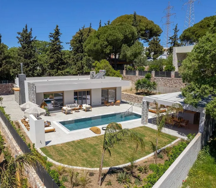 Welcome to Emerald Estate, your serene retreat on Rhodes Island. - Image 1