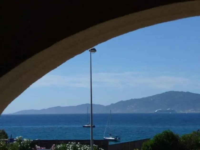 Beautiful waterfront apartment, air-conditioned, panoramic sea view, beach 50 m'away - Image 1