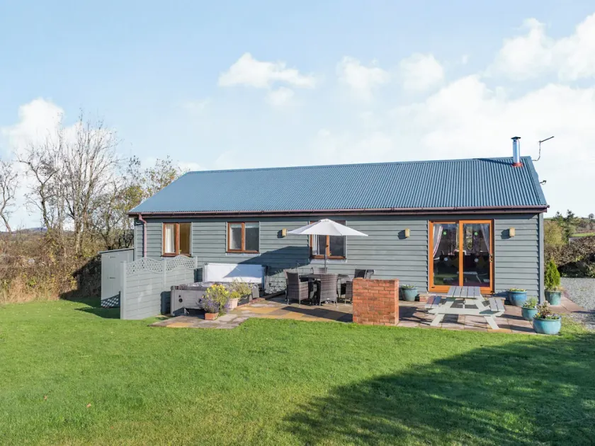 3 bedroom accommodation in Rhayader - Image 1