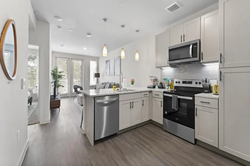 Chic King Bed 1BR Suite 5 Min to DT - Image 1