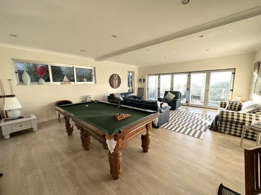 Beach bungalow on the ocean - Image 1