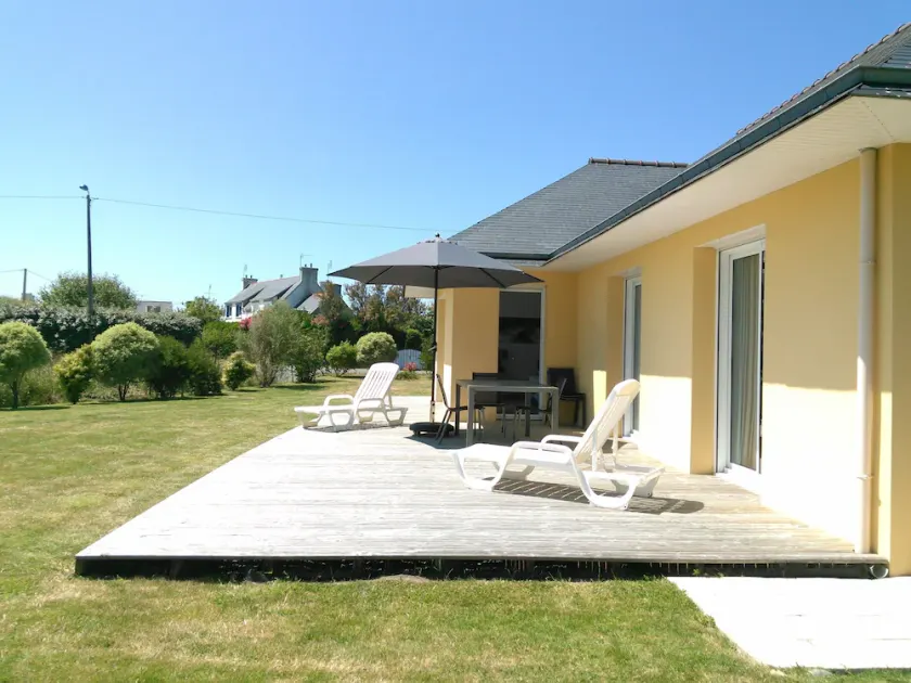 Single storey house, enclosed land 400 m from the beach of pors-Carn - Image 1