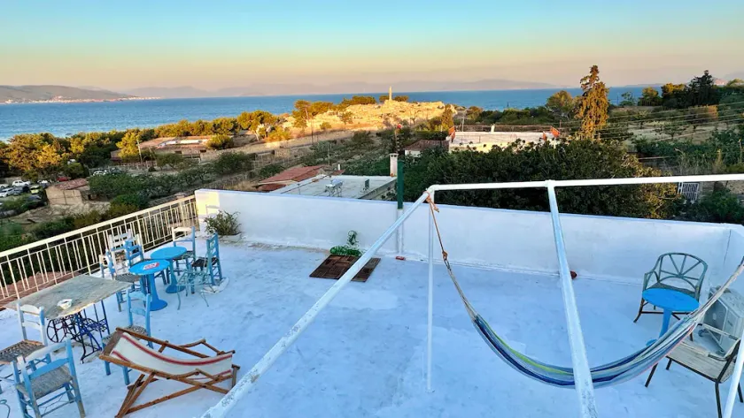 F5 seafront apartment with rooftop sea view - Image 1