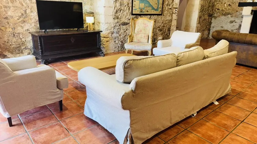 Spacious farmhouse, 4 bedrooms, 4 bathrooms, free WiFi - Image 1