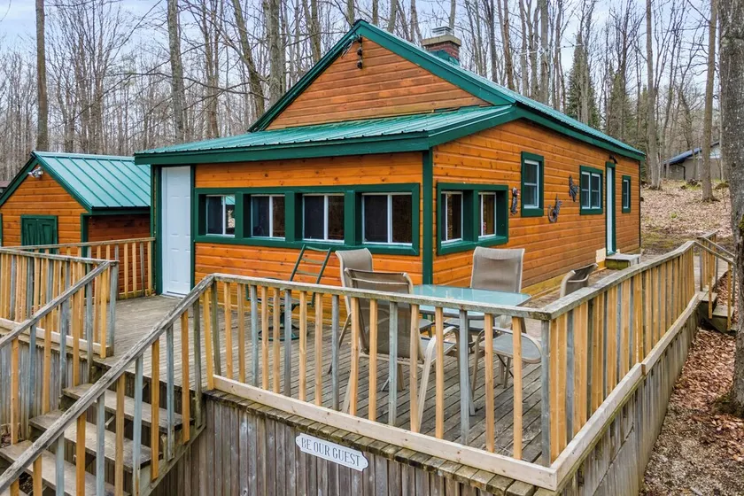 Eugenia Lake Cottage. One minute walk to beach. - Image 1