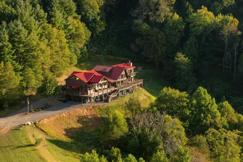 Smukke Mountain Home w / Incredible Views - 106 Acres, Hot Tub, Total Privacy - Image 1