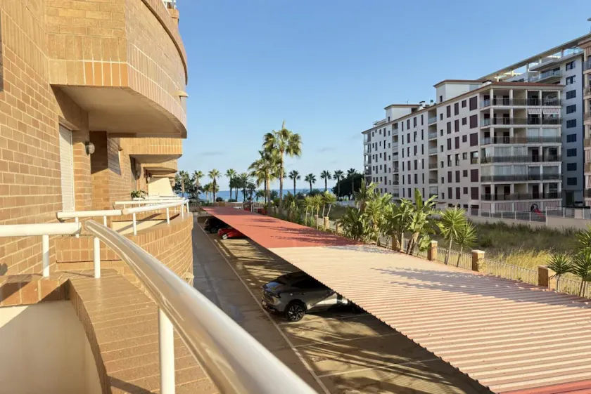 Welcome to this beautiful holiday flat in Marina d'Or! This is the place where your holiday dreams come true.Imagine waking up every morning to the gentle murmur of the sea waves right outside your window. This three-bedroom flat is located on the beachf - Image 1