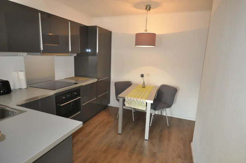 novo apartamento mobiliado para 2 pessoas em uma casa de campo remodelado à direita na água - Image 1