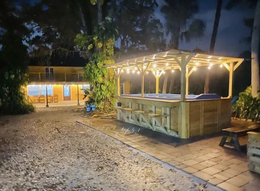 Sleeps 20+, 2 houses, Swim-Spa, hot tub, bachelor and party place - Image 1