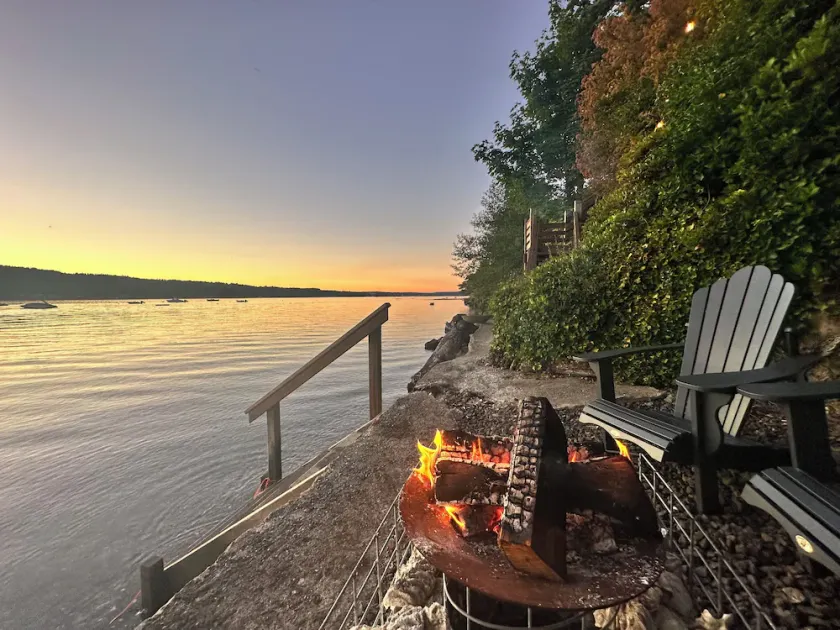 Chico Bay Inn Garden Suite:Beach•Hot Tub•Kayaks•Fire Pits•Near World Cup Seattle - Image 1