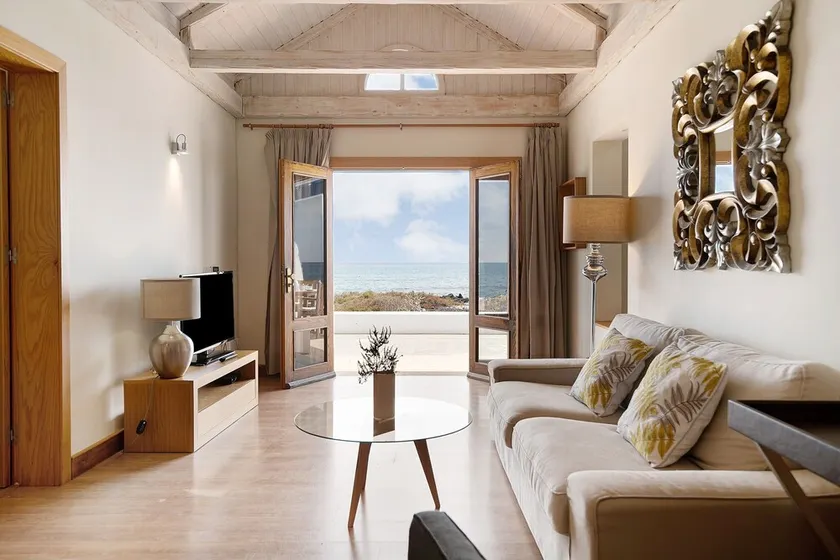 Modern Holiday Home Welling with Sea View and Terrace - Image 1