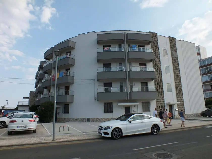 Beautiful renovated apartment for 4 with private parking in Roses - Image 1