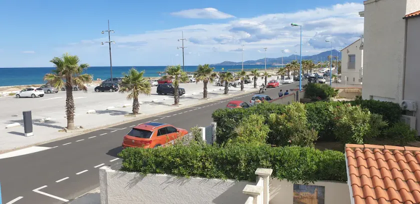 A dream home by the sea with a garden and private parking. - Image 1