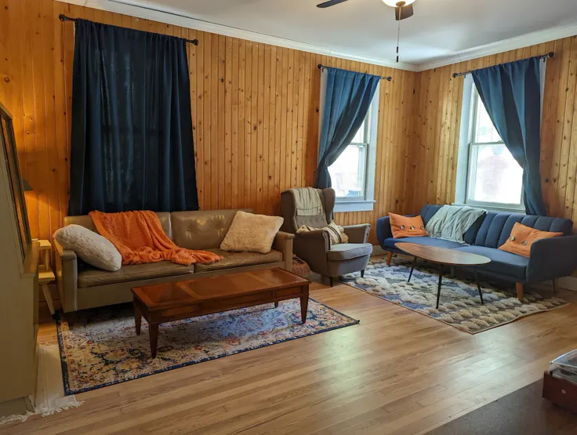 Charming Bungalow in the Heart of Elberton! Short walk to downtown! - Image 1