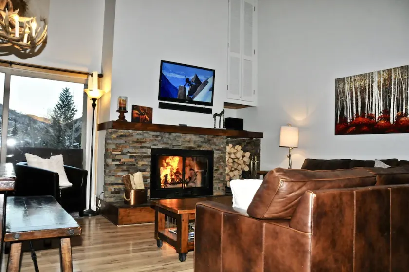 Steps from the gondola and ski school in the heart of Lionshead Village - Image 1