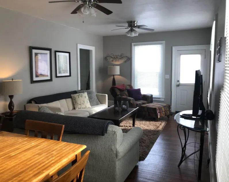 3 Bed - 3 Full Bath, 2 En Suites, Large Patio, Shaded Yard & Fire Pit - Image 1