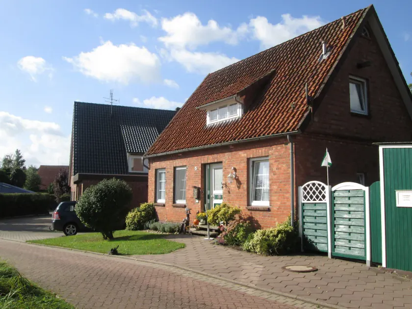 Cozy holiday home near the Elbe island of Krautsand for up to five people. - Image 1