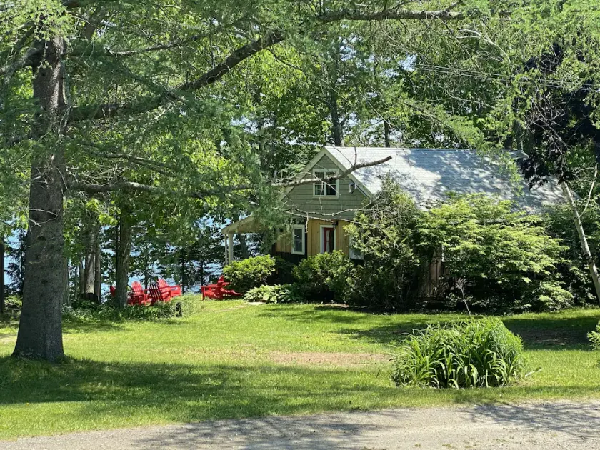 Peacefull house on the water - Image 1