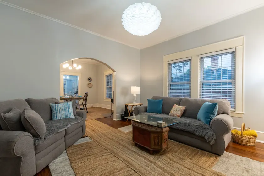 In City, Airy Cheerful Bungalow, Homey with a Fire Pit and enclosed yard. - Image 1