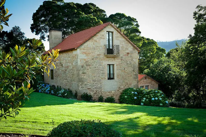 Stone house restored in the middle of nature - Image 1
