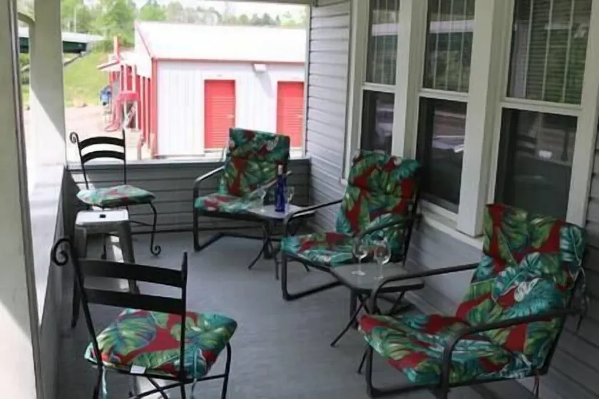 Hela huset, gå till campus, stor veranda! Remodeled och ren! - Image 1