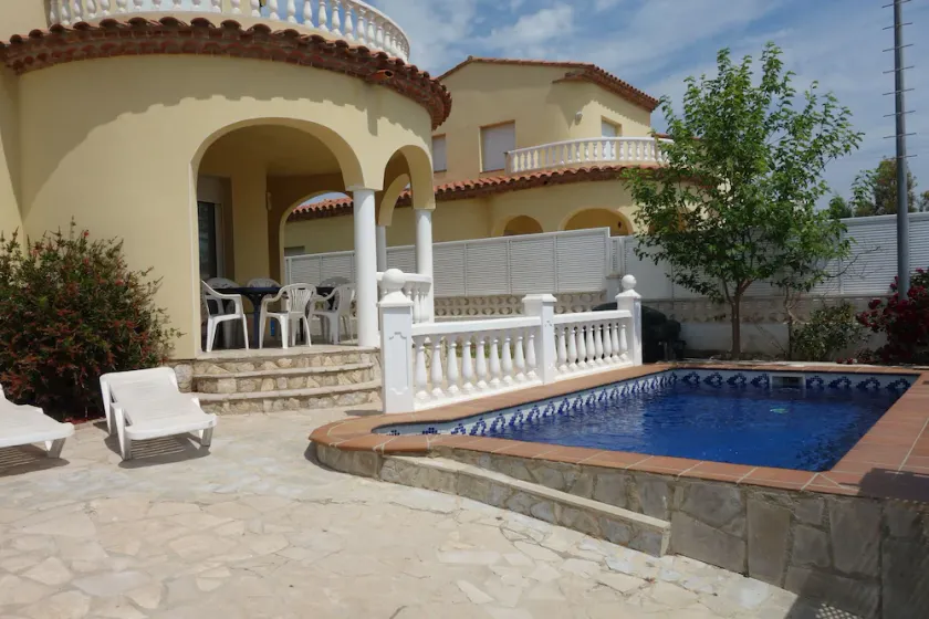 Villa with private pool for 7 people, 4000m from the beach, private pool - Image 1