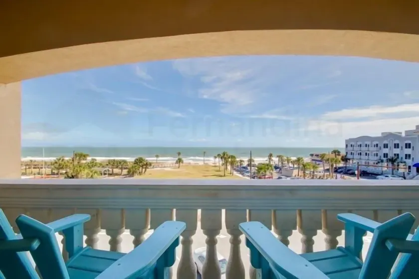 Deluxe Condo at Main Beach - Image 1