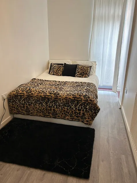 House Sleeps 12 with Parking and Garden - Image 1