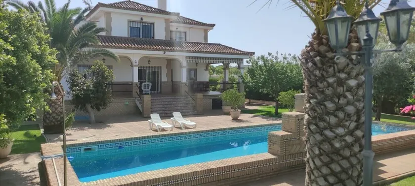 Exclusive villa ideal for families and groups with private pool and subway parking. - Image 1