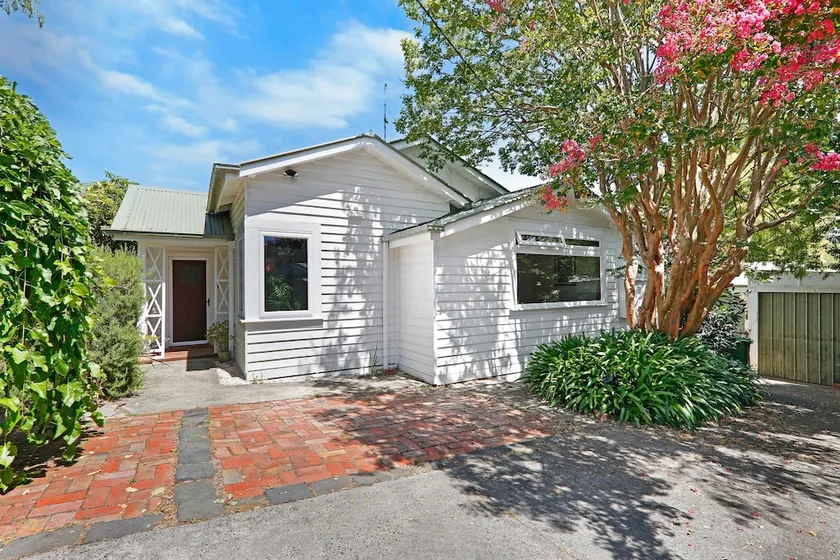 Perfect central location, beautifully renovated home with large garden - Image 1