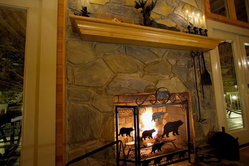 Leatherwood Cabin: Fall Colors, Hot Tub, Wooded Views & Hiking Access - Sleeps 8 - Image 1