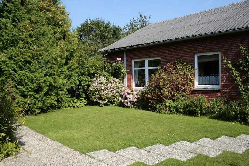 Beautiful vacation apartment with large outdoor terrace near the dike - Image 1