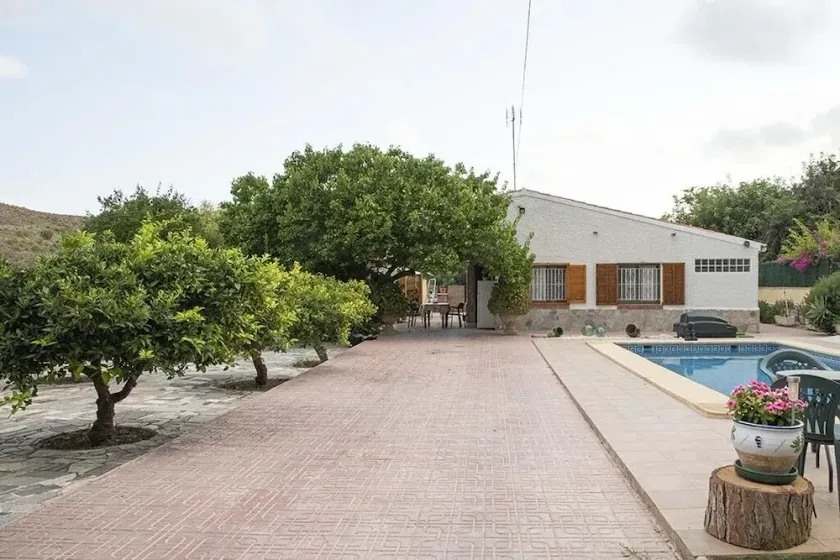 Belle Villa rénovée avec piscine privée  sur un terrain de 1000 m² ,très calme. - Image 1