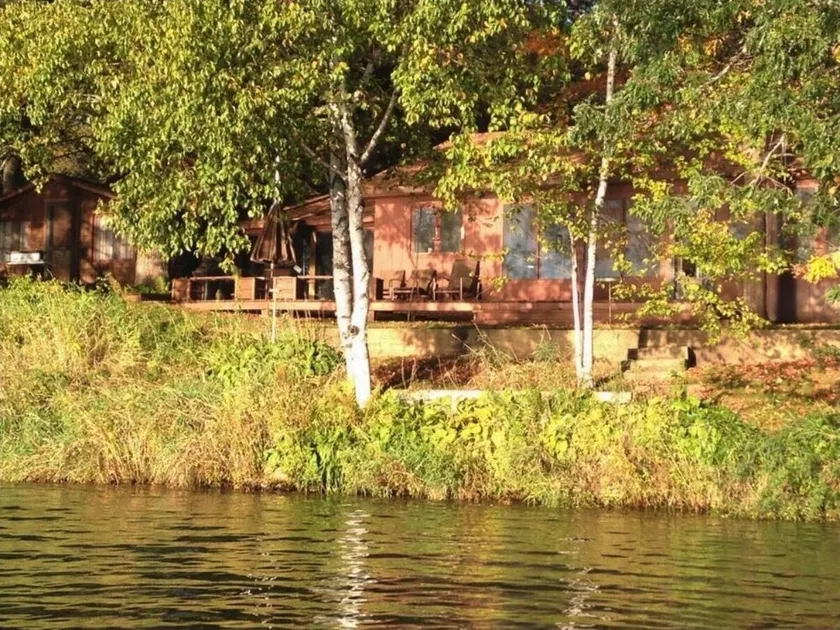 Great fishing & sunset views, lakeside cabins joined by porch.  1 hour from TC - Image 1