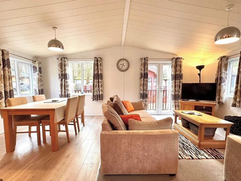 Lakeside 15 – Stunning Lodge on White Cross Bay, Lake Windermere (No Pets) - Image 1