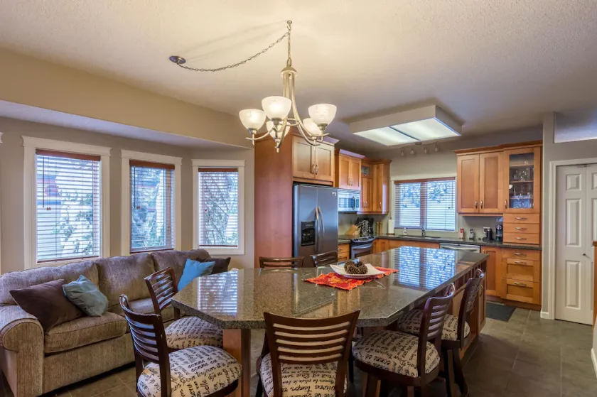Affordable 3 Bedroom House - Private Hot Tub, Ski Room & Garage - Pet friendly! - Image 1