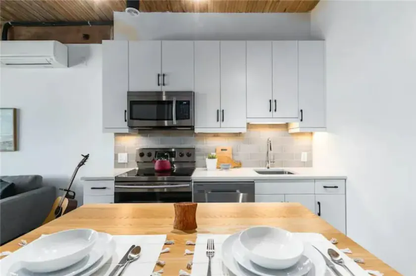 FREE PARKING NY Style Condo in Exchange District - Image 1
