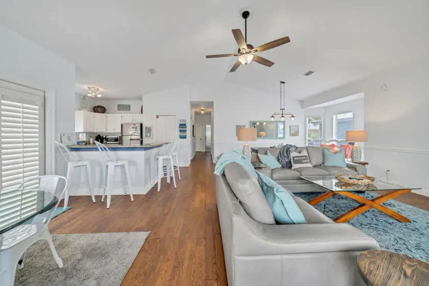 Crystal beach 3/2 slps 8 pet friendly 3 blks to beach and Publix - Image 1
