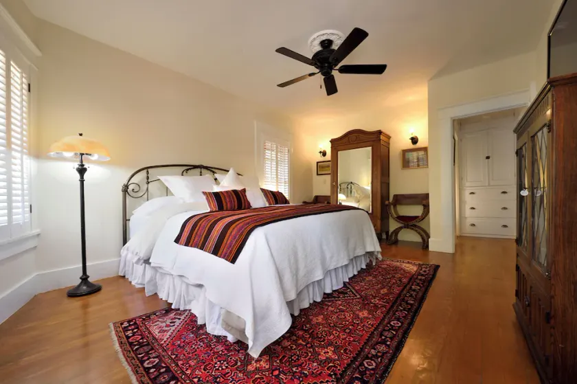 BOUTIQUE HOTEL - King Room-1/2 mi. from Santa Fe Plaza - Image 1