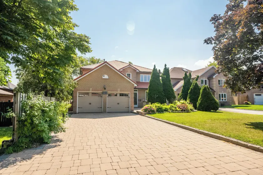 Spacious Beautiful House in Mississauga, 15 minutes from Toronto PRIME LOCATION! - Image 1