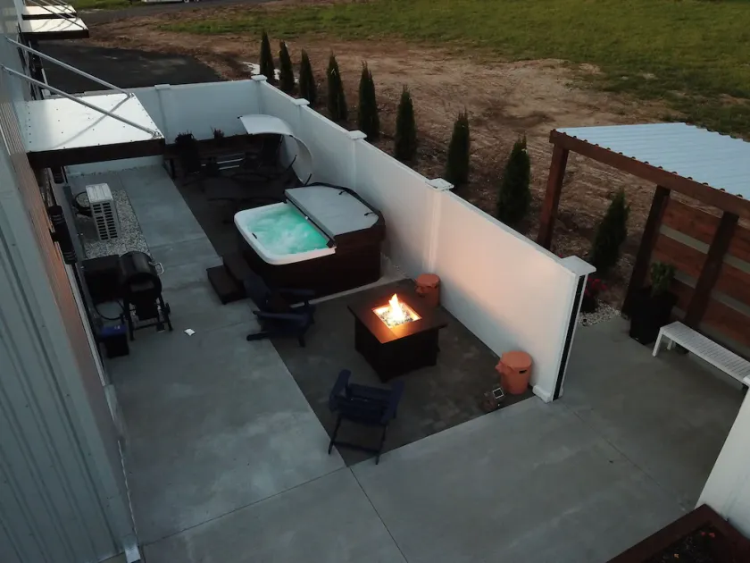Modern and Spacious with game/movie room. - Image 1