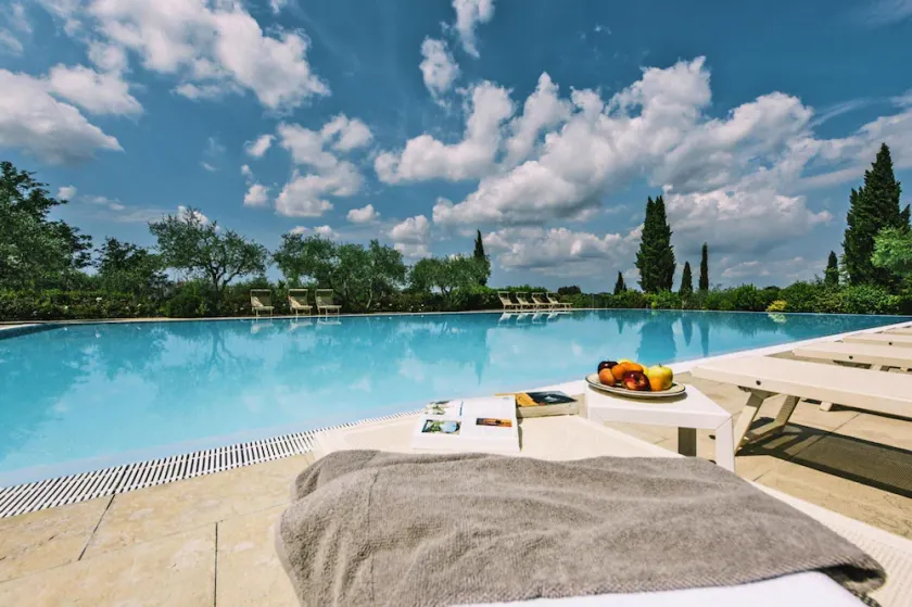 Gorgeous Apatment With Pool - Image 1