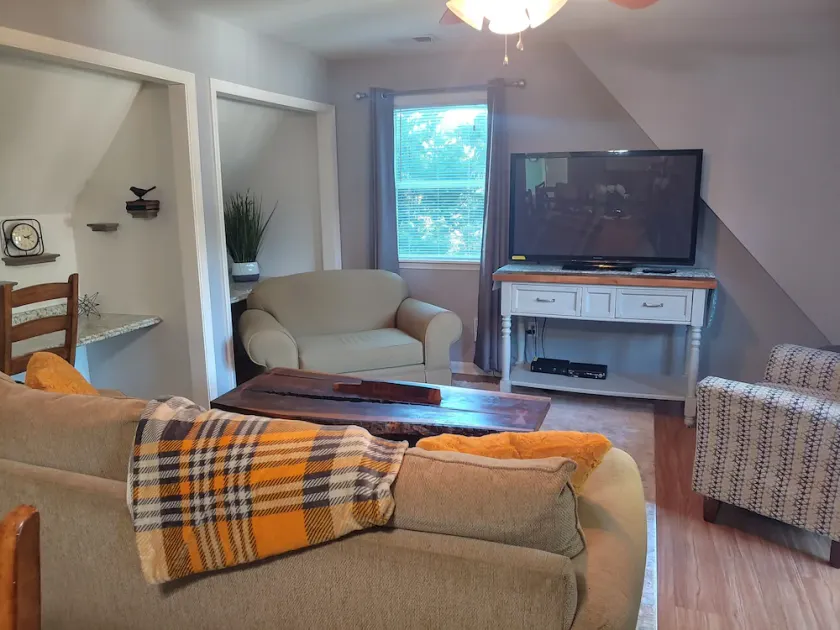 Charming Highlands Carriage House 2 beds/2bath \nNO POOL - Image 1