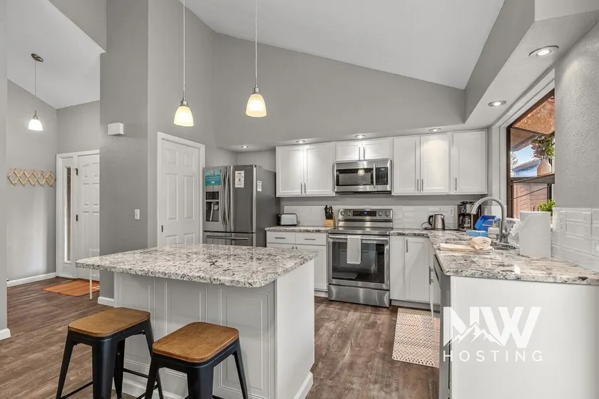 Twin Lakes Village Home Golf Retreat Community Pool Corner Lot and Single Level Living - Image 1