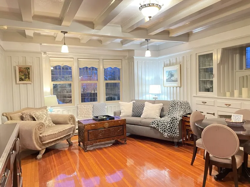 Parlor Suite in Heritage Manor, Fairfield, near DT - Image 1