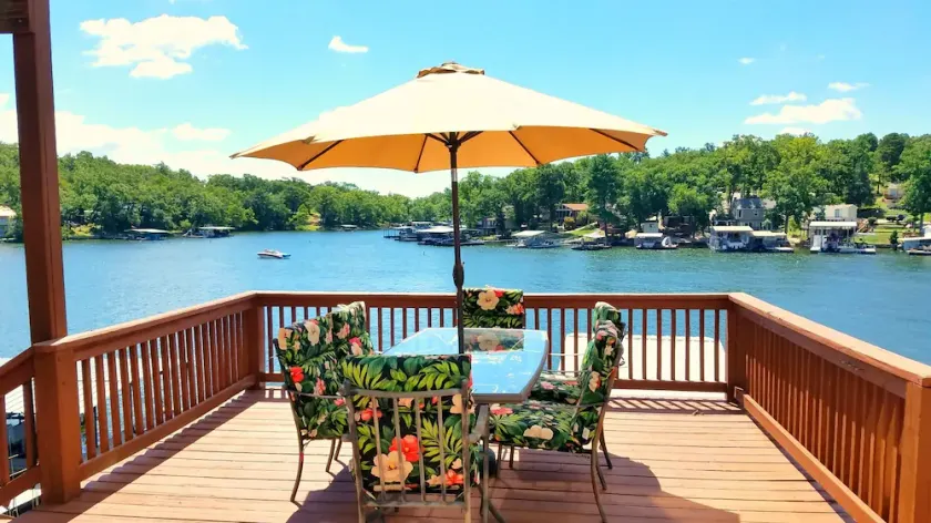 8MM Lake view/cove fun! Great for groups-2 kitchens, 3 decks, 2 docks, Sleep 18! - Image 1